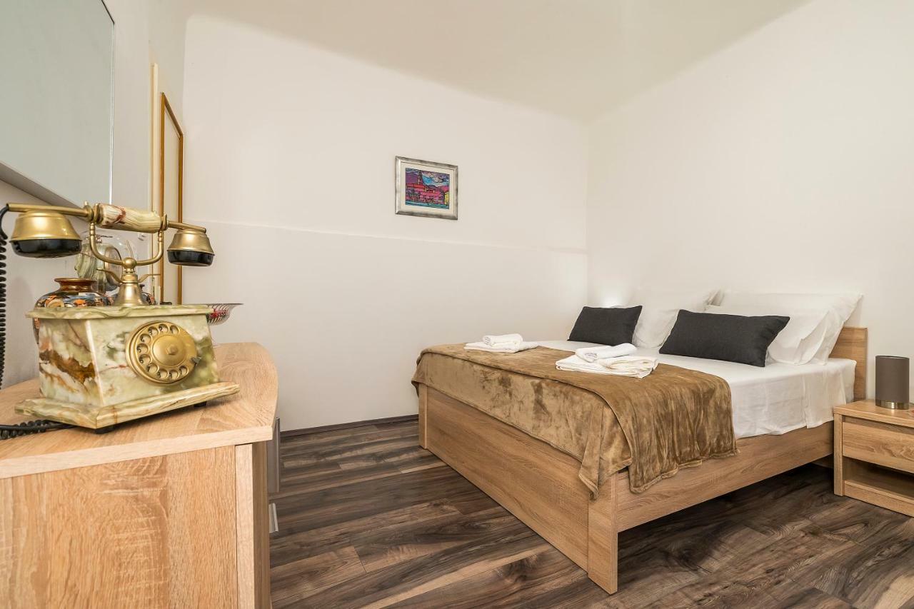 Rooftop City View Apartment In The Palace Walls Split Exterior photo